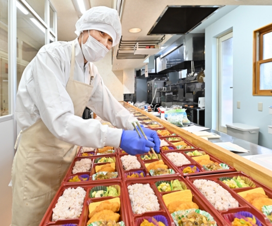 お弁当製造・宅配準備の風景