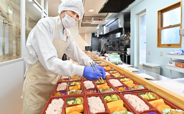 お弁当製造・宅配準備の風景